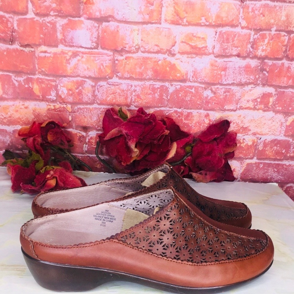 Easy Spirit  Cognac Leather Closed Toe Floral Cutout Comfort Mules - Picture 2 of 9